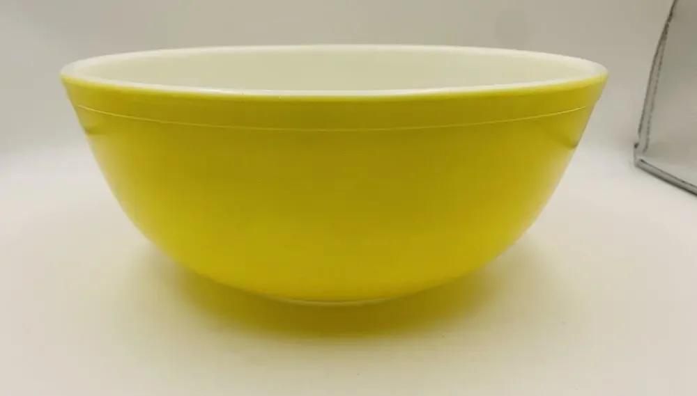 Vintage Pyrex 404 Yellow Primary Mixing Nesting Bowl 4qt USA 10.25” Ovenware MCM
